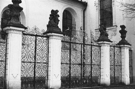 200011-38prahafence.jpg